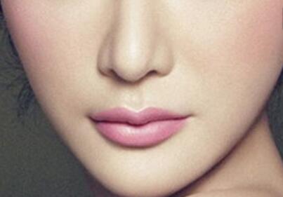 隆鼻假體有點(diǎn)歪能矯正嗎