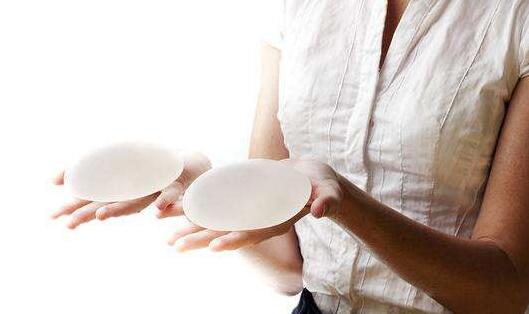 假體豐胸手術(shù)過程痛不痛